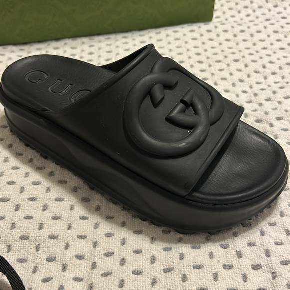 Gucci Women’s Platform Slide with Interlocking G. Black Rubber. - Picture 9 of 16